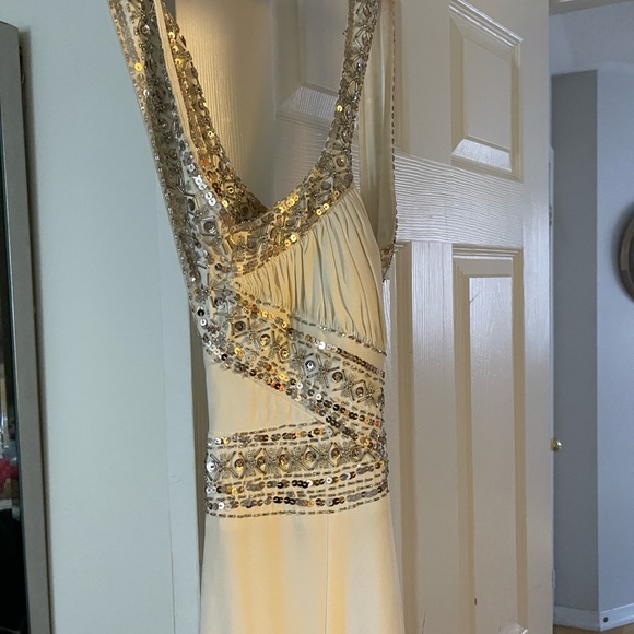 Beautiful white Gown - Picture 2 of 2